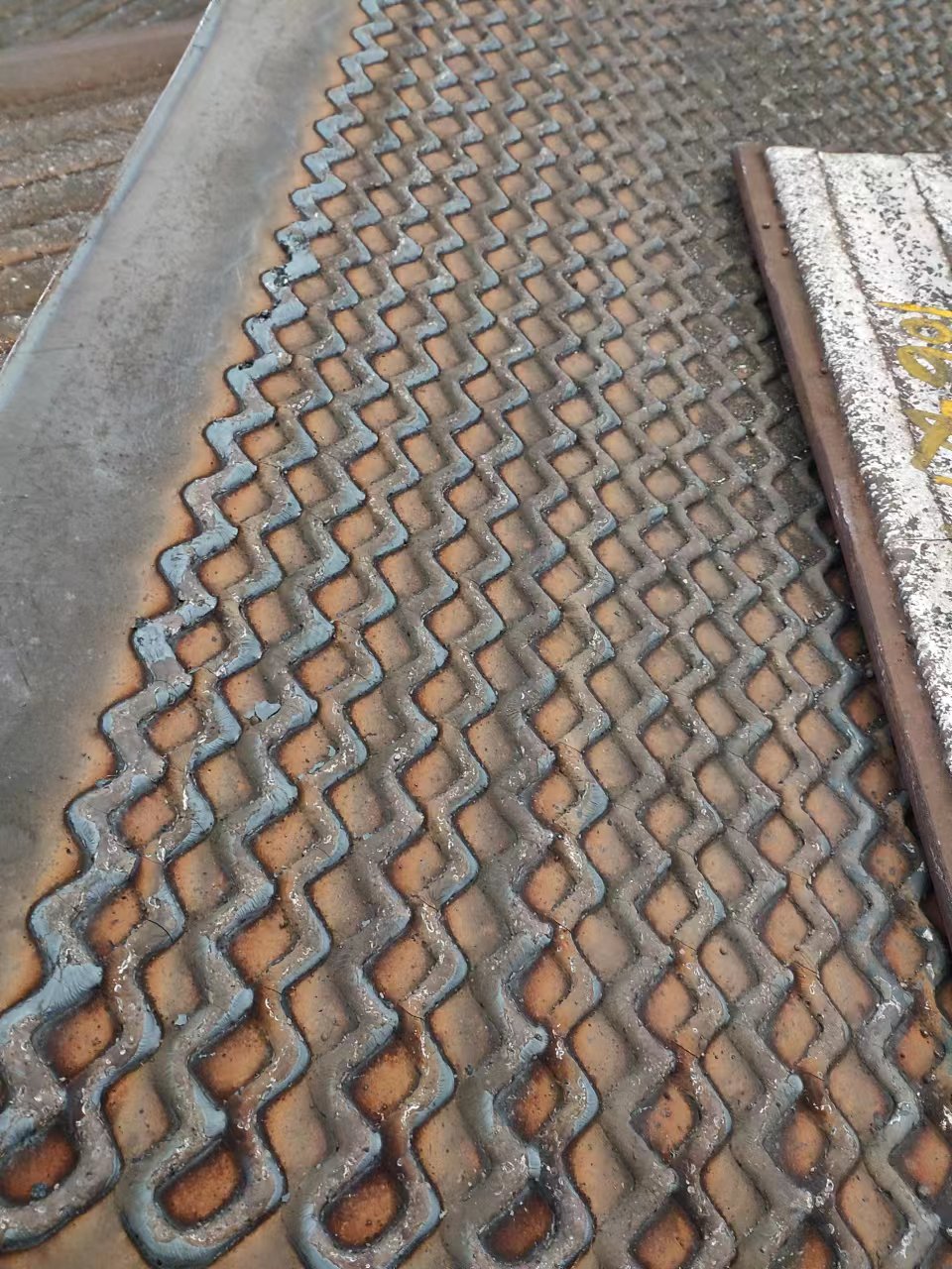 甘肃堆焊耐磨板花板8+6